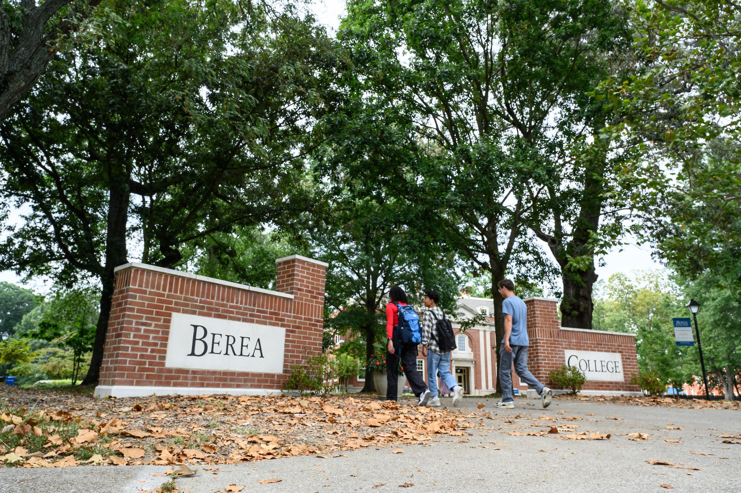 Students walking by the Berea College sign on campus.